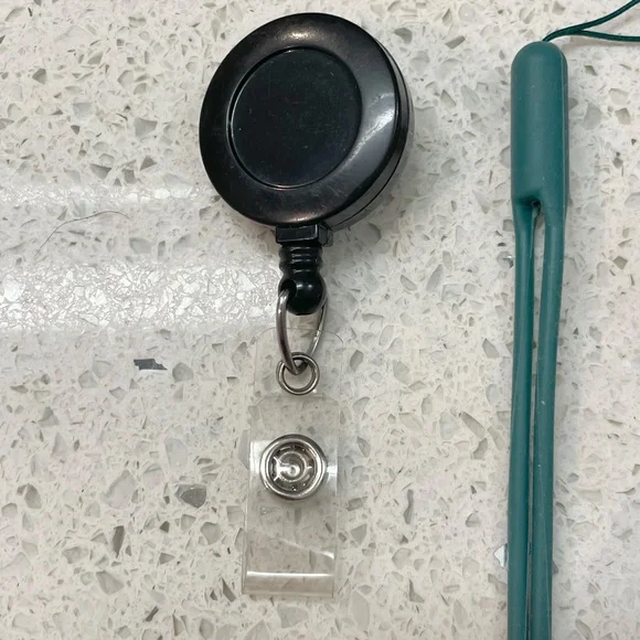 Bundle of 2 Phone & 2 Badge Clips (4 Total) - Picture 2 of 8